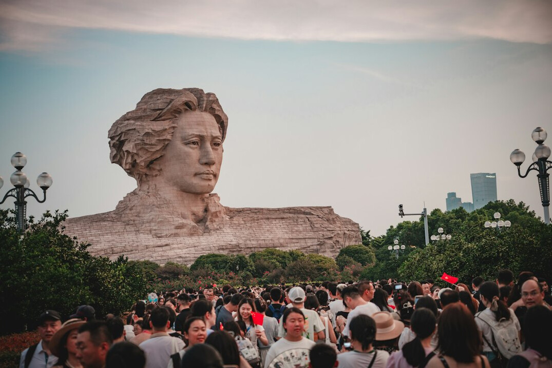 historical crowd gathering